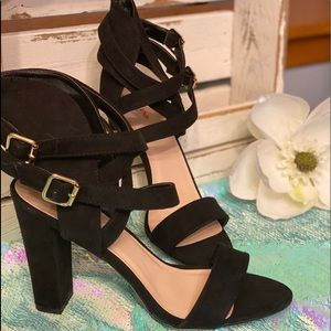 Strappy black suede heeled sandal 👡